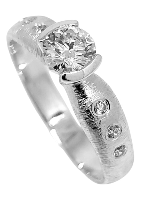 moissanite hing,hannað og smiðað á Islandi af Montoro Gullsmiði.