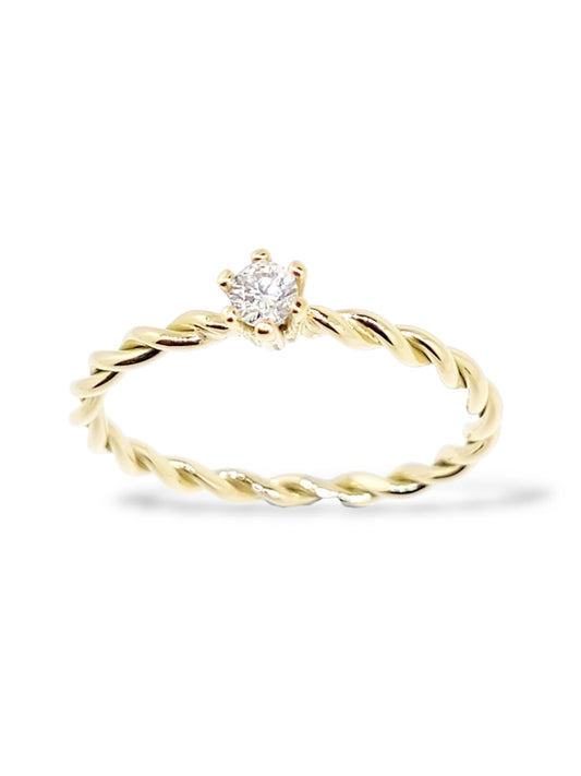 Torsade gold ring&moissanite,hannað og smiðað á Islandi af Montoro Gullsmiði.