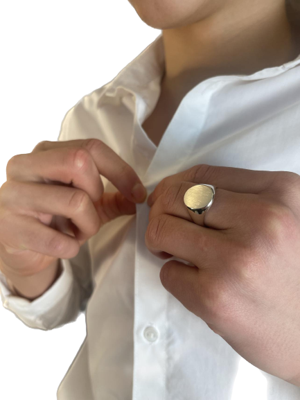 Chevalier ring,,hannað og smiðað á Islandi af Montoro Gullsmiði.